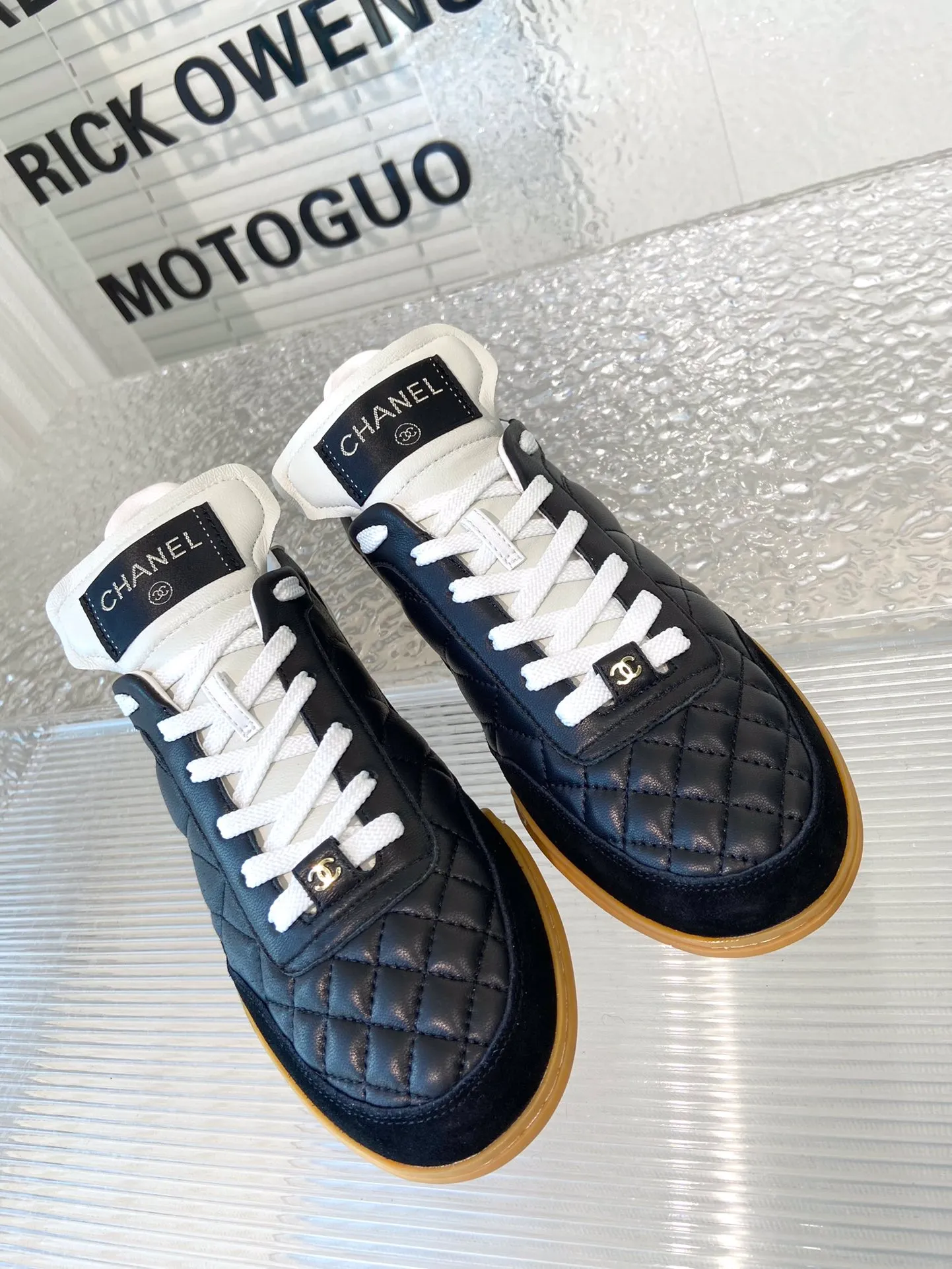 👟👟Ex-factory price 520👟👟 👟👟 👟👟Chanel Chanel 23K lambskin diamond pattern tennis shoes. Original purchase, development and production. Xiaoxiang's latest hidden tennis shoes, soft diamond pattern, soft lambskin with big tongue and classic double C logo, full of retro feel and the most versatile black and white color. A must-have casual shoe for coco girls. The sole is designed with broken nails and is super soft ▪️ Fabric: Original customized lambskin/suede ▪️ Lining: Imported customized sheepskin + mesh ▪️ Sole: Original molded diamond-shaped rubber material ▪️ Sole thickness: 2.5CM ▪️ Size: 35-40